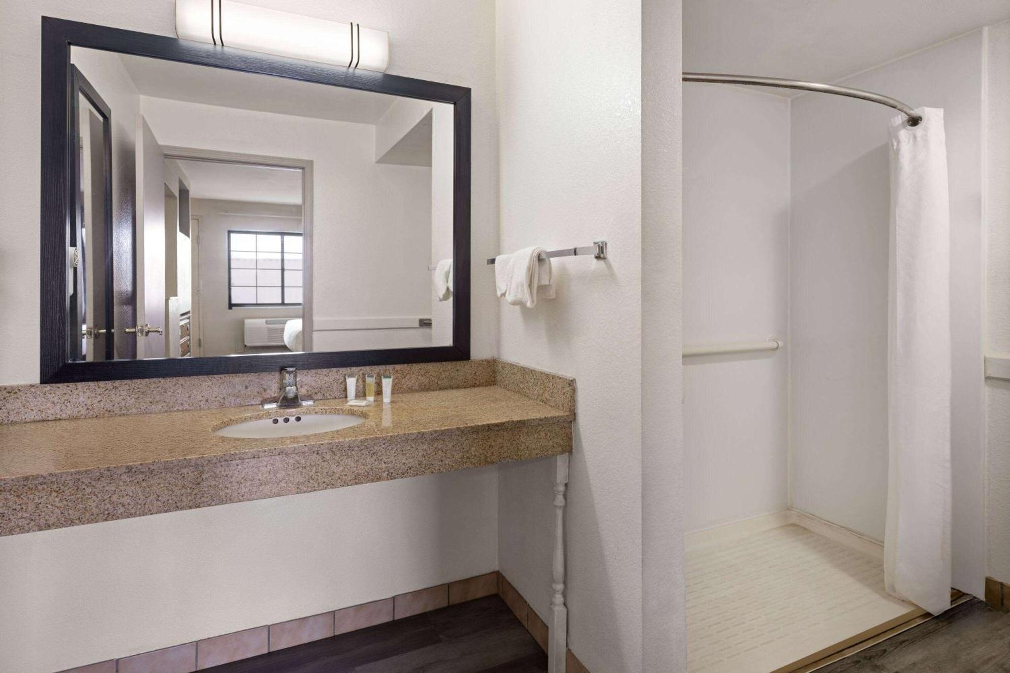 Days Inn & Suites By Wyndham Kokomo Εξωτερικό φωτογραφία