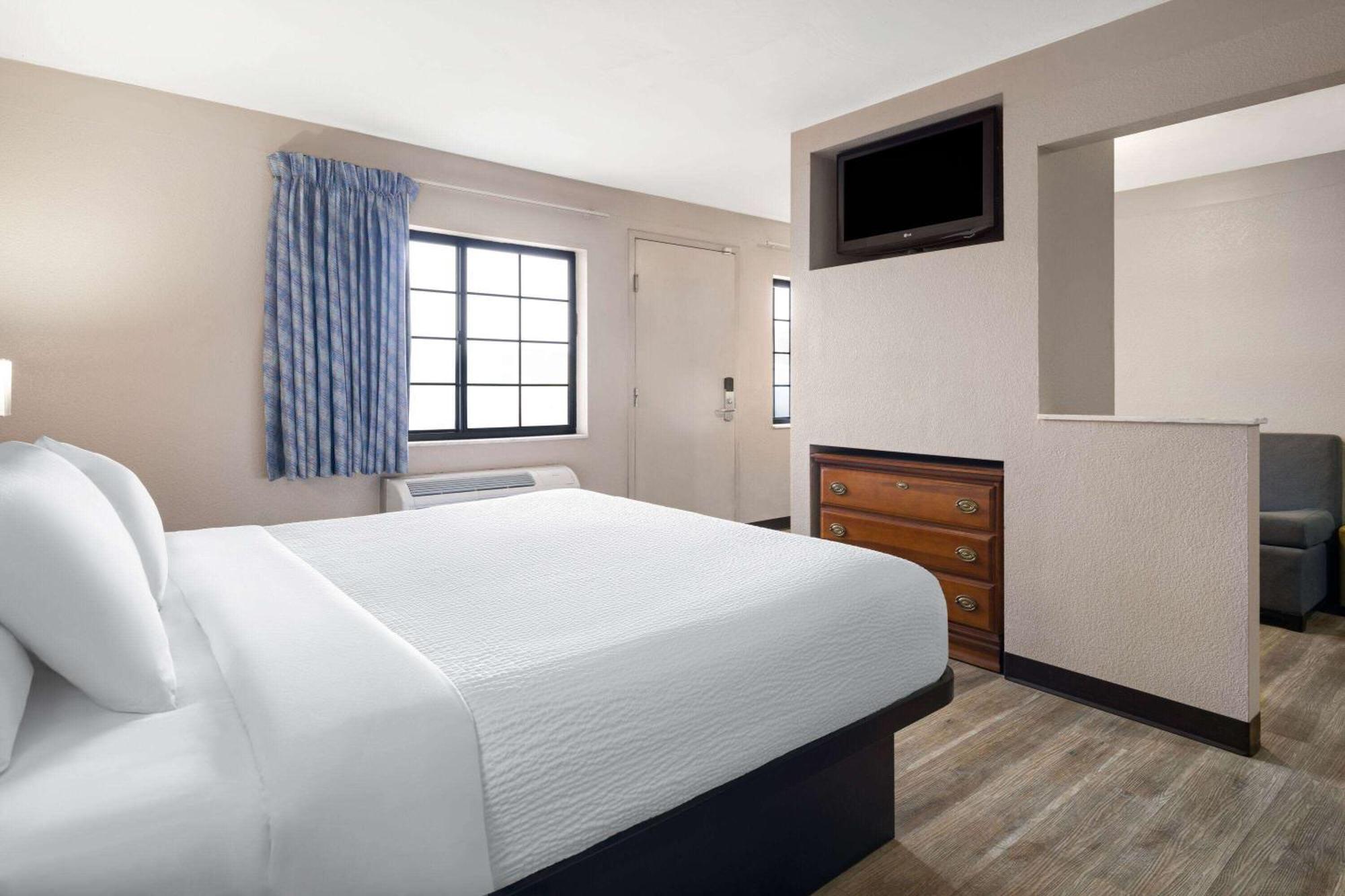 Days Inn & Suites By Wyndham Kokomo Εξωτερικό φωτογραφία