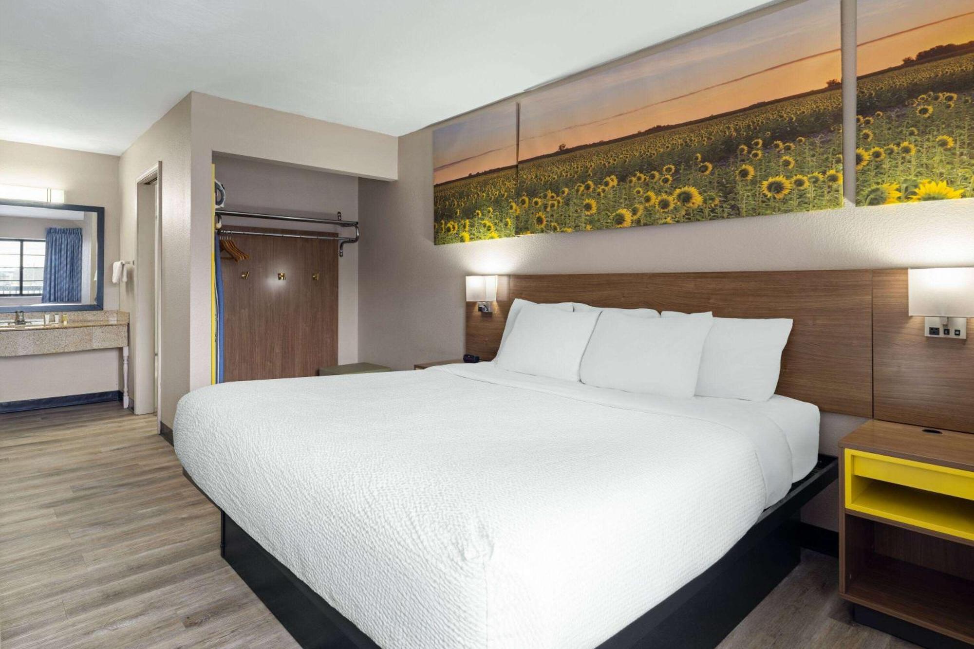 Days Inn & Suites By Wyndham Kokomo Εξωτερικό φωτογραφία