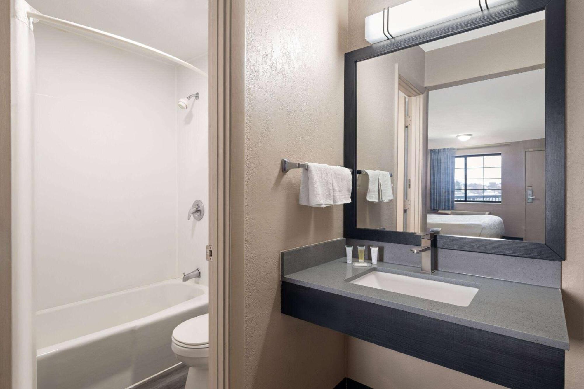 Days Inn & Suites By Wyndham Kokomo Εξωτερικό φωτογραφία