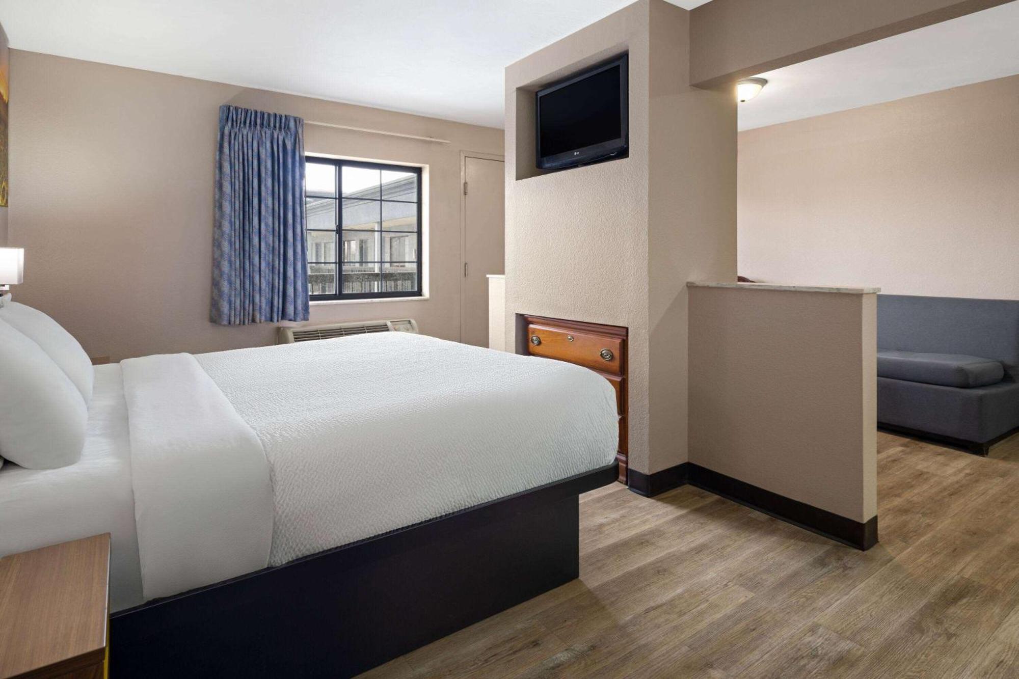 Days Inn & Suites By Wyndham Kokomo Εξωτερικό φωτογραφία