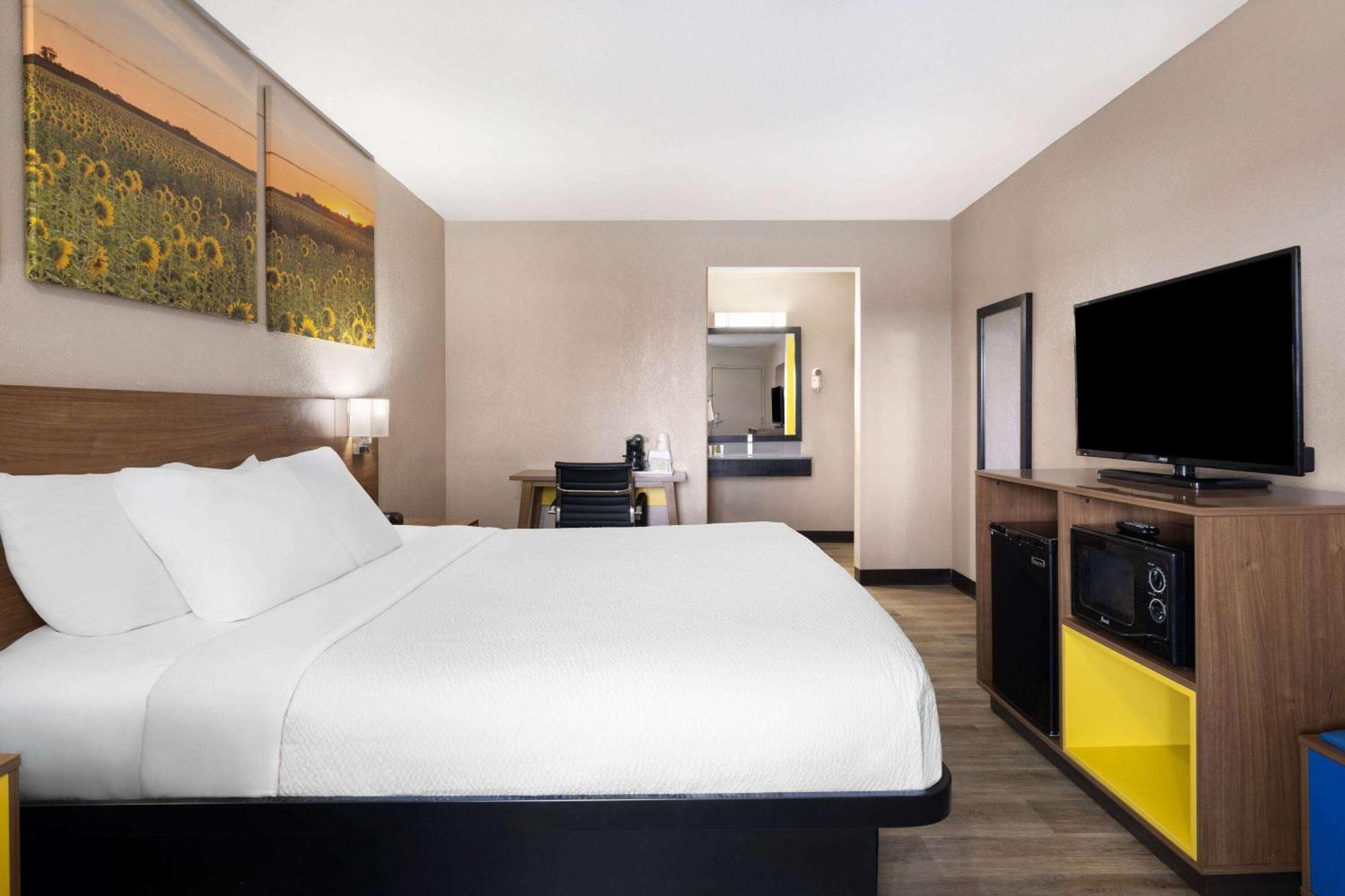 Days Inn & Suites By Wyndham Kokomo Εξωτερικό φωτογραφία