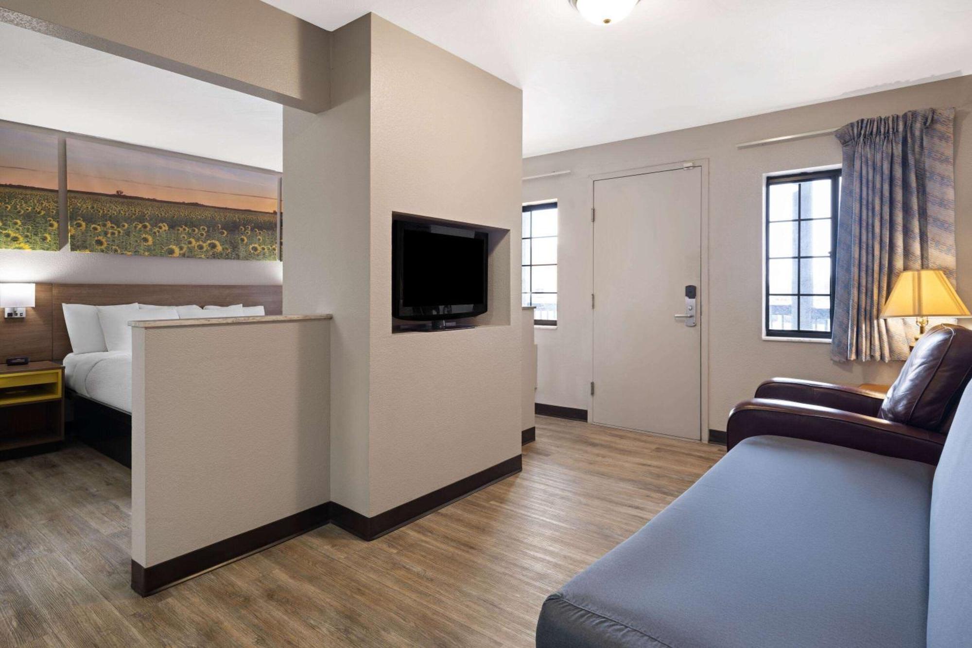 Days Inn & Suites By Wyndham Kokomo Εξωτερικό φωτογραφία