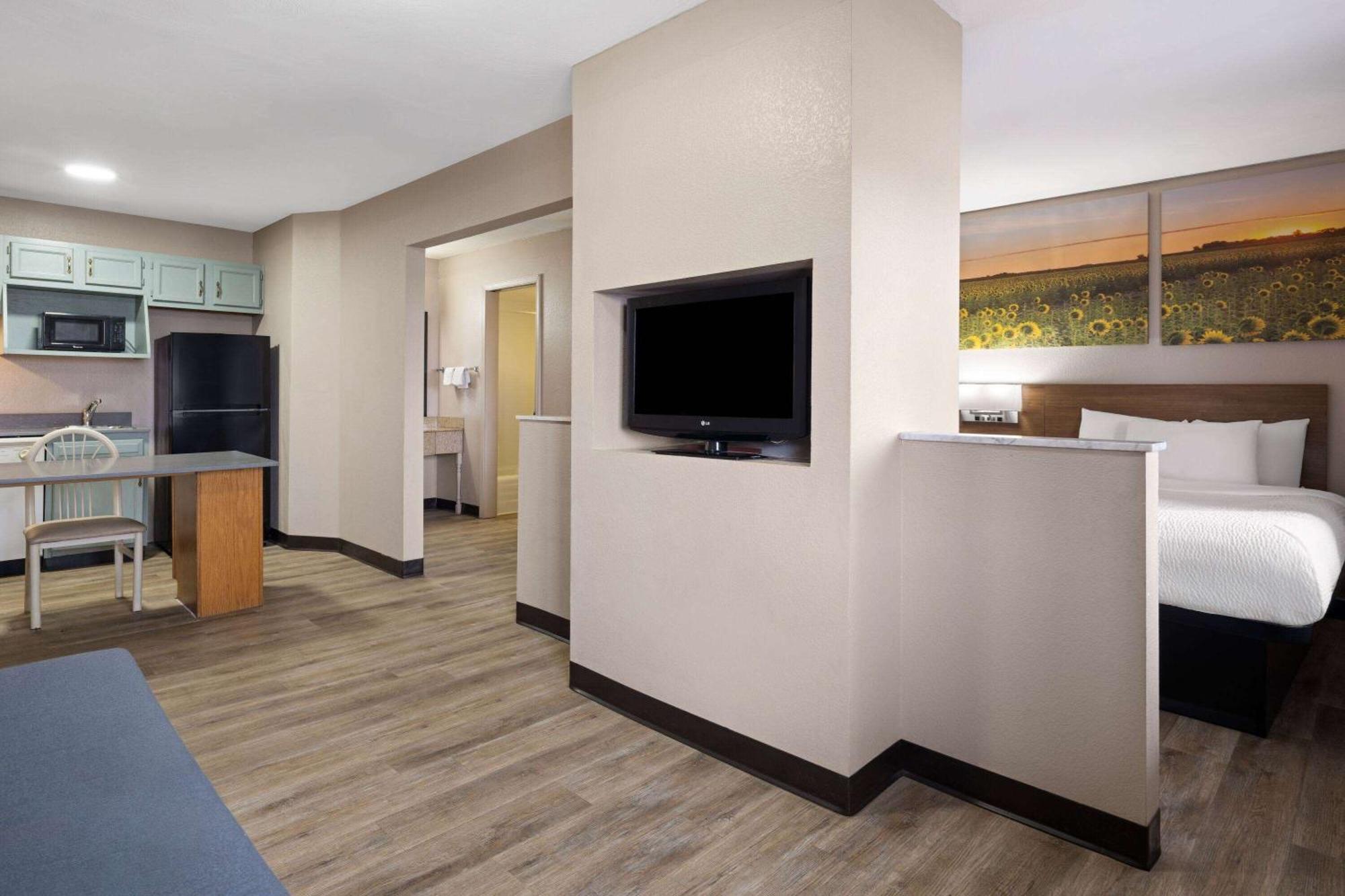 Days Inn & Suites By Wyndham Kokomo Εξωτερικό φωτογραφία