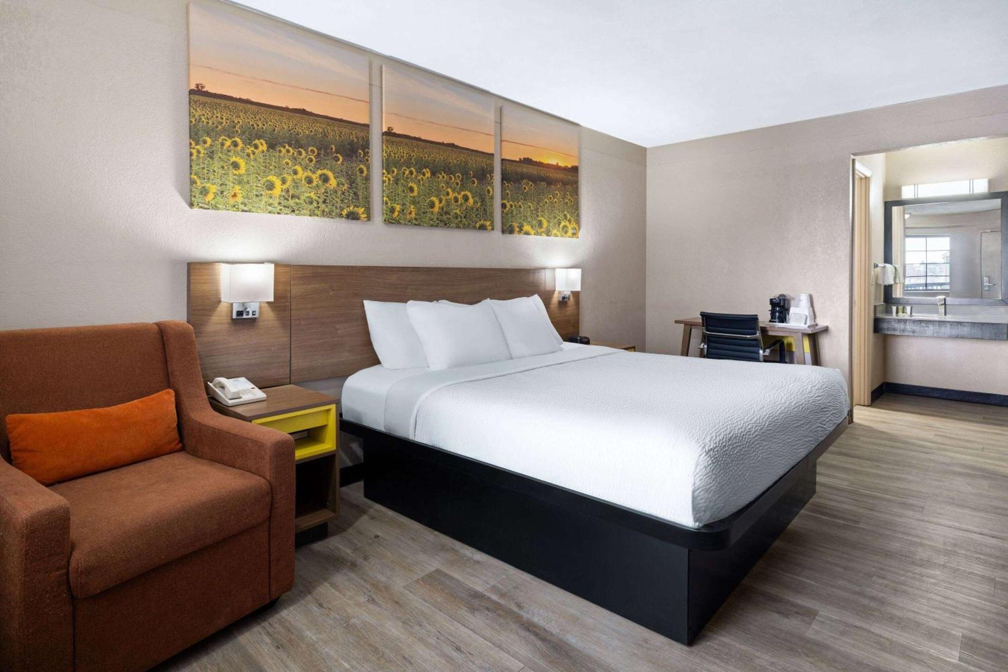 Days Inn & Suites By Wyndham Kokomo Εξωτερικό φωτογραφία