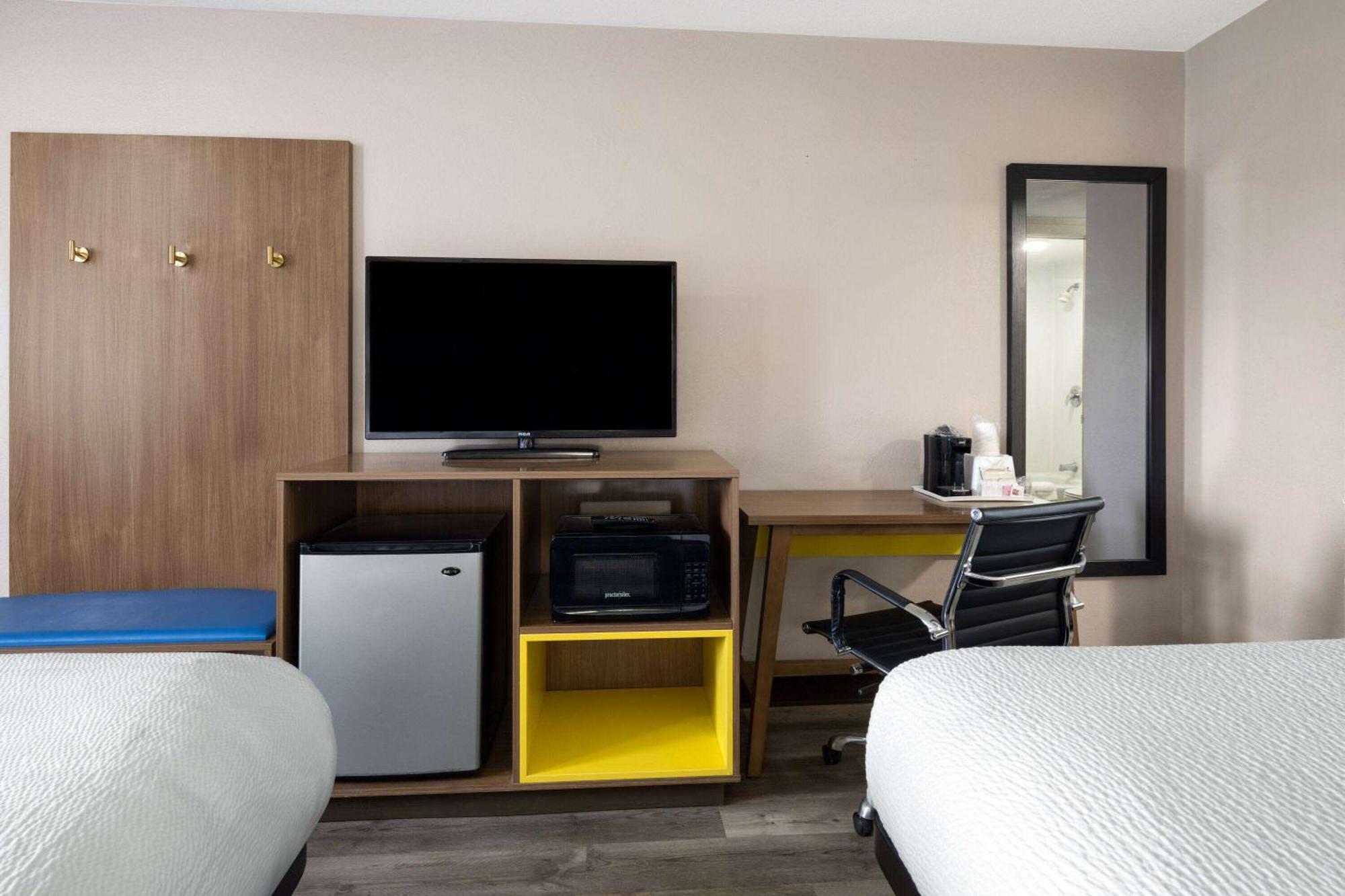 Days Inn & Suites By Wyndham Kokomo Εξωτερικό φωτογραφία