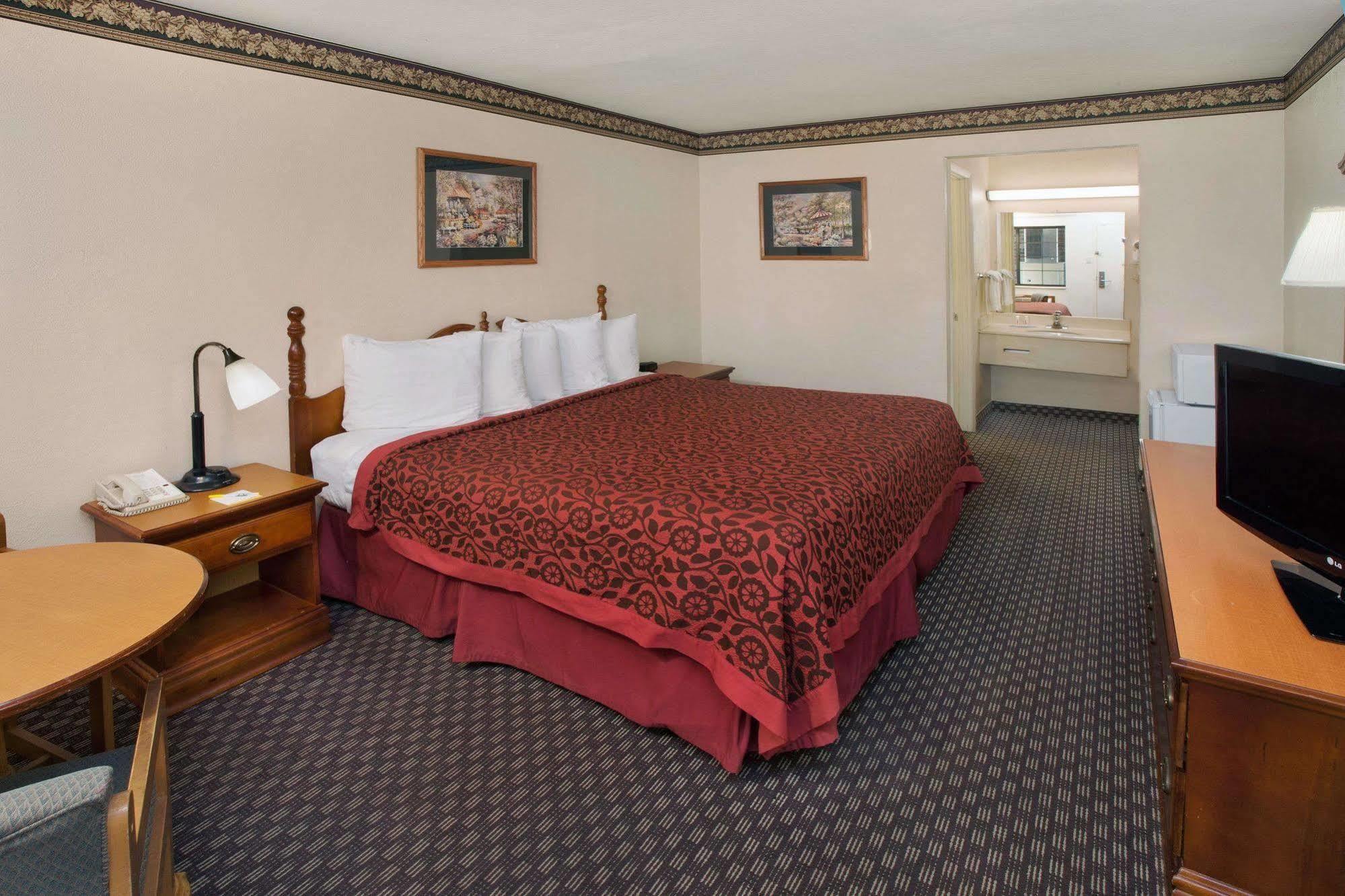 Days Inn & Suites By Wyndham Kokomo Εξωτερικό φωτογραφία